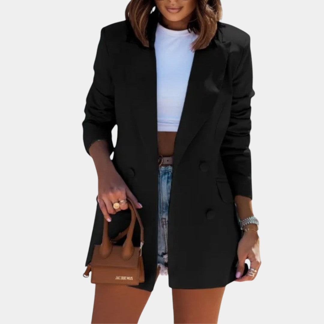 Dames blazer in halflang model met flatterende pasvorm en luxe uitstraling, ideaal voor zowel werk als casual gelegenheden.