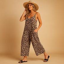 Dames halterjumpsuit met luipaardprint in blauw, khaki of koffie. Luchtige pasvorm, perfect voor zomerse gelegenheden.