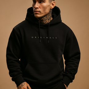 Heren hoodie met capuchon in zwart, wit en geel, comfortabel en warm, ideaal voor casual en sportieve looks tijdens de herfst en winter.