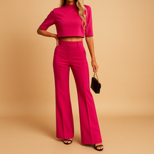 Dames herfstset met cropped top en getailleerde broek, gemaakt van warme stof en geschikt voor werk of casual gelegenheden