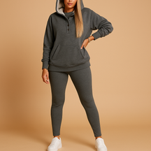 Dames hoodie en joggerset van zachte stof in relaxte pasvorm, perfect voor thuis of buitenshuis tijdens herfst en winter