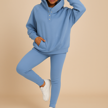 Dames hoodie en joggerset van zachte stof in relaxte pasvorm, perfect voor thuis of buitenshuis tijdens herfst en winter