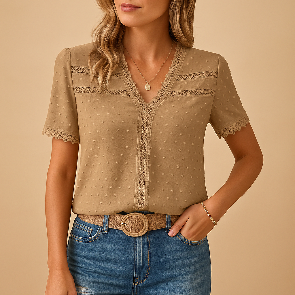 Elegante dames blouse met V-hals en kanten details in diverse kleuren, ideaal voor werk of speciale gelegenheden.