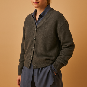 Dames wikkelvest van kasjmier met asymmetrische knoopsluiting, perfect voor stijlvolle en warme outfits.