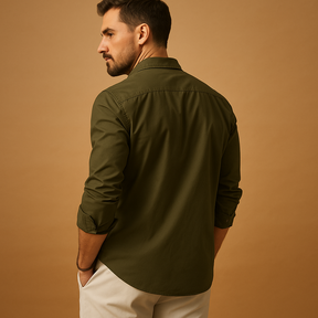 Klassiek herenoverhemd met reverskraag en borstzak, geschikt voor zowel formele als casual outfits, met comfortabele pasvorm.