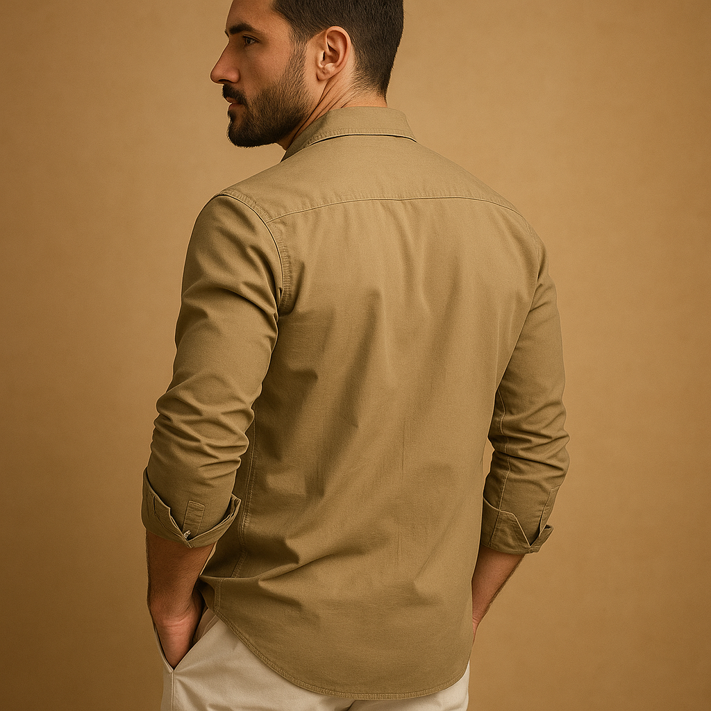 Klassiek herenoverhemd met reverskraag en borstzak, geschikt voor zowel formele als casual outfits, met comfortabele pasvorm.