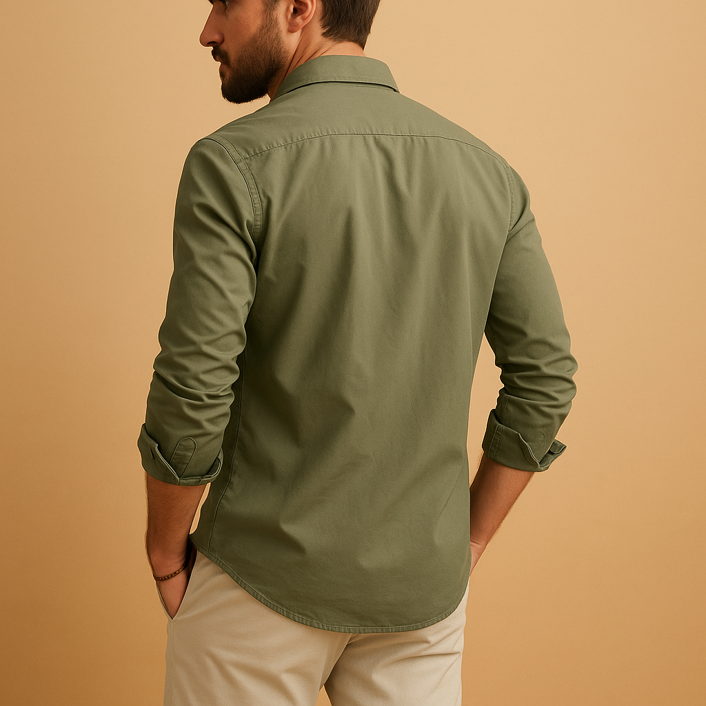 Klassiek herenoverhemd met reverskraag en borstzak, geschikt voor zowel formele als casual outfits, met comfortabele pasvorm.