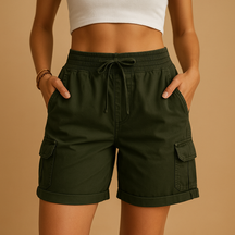 Klassieke dames cargoshort van licht en ademend materiaal met functionele zakken, perfect voor zomerse dagen en casual outfits