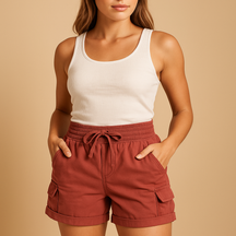 Klassieke dames cargoshort van licht en ademend materiaal met functionele zakken, perfect voor zomerse dagen en casual outfits