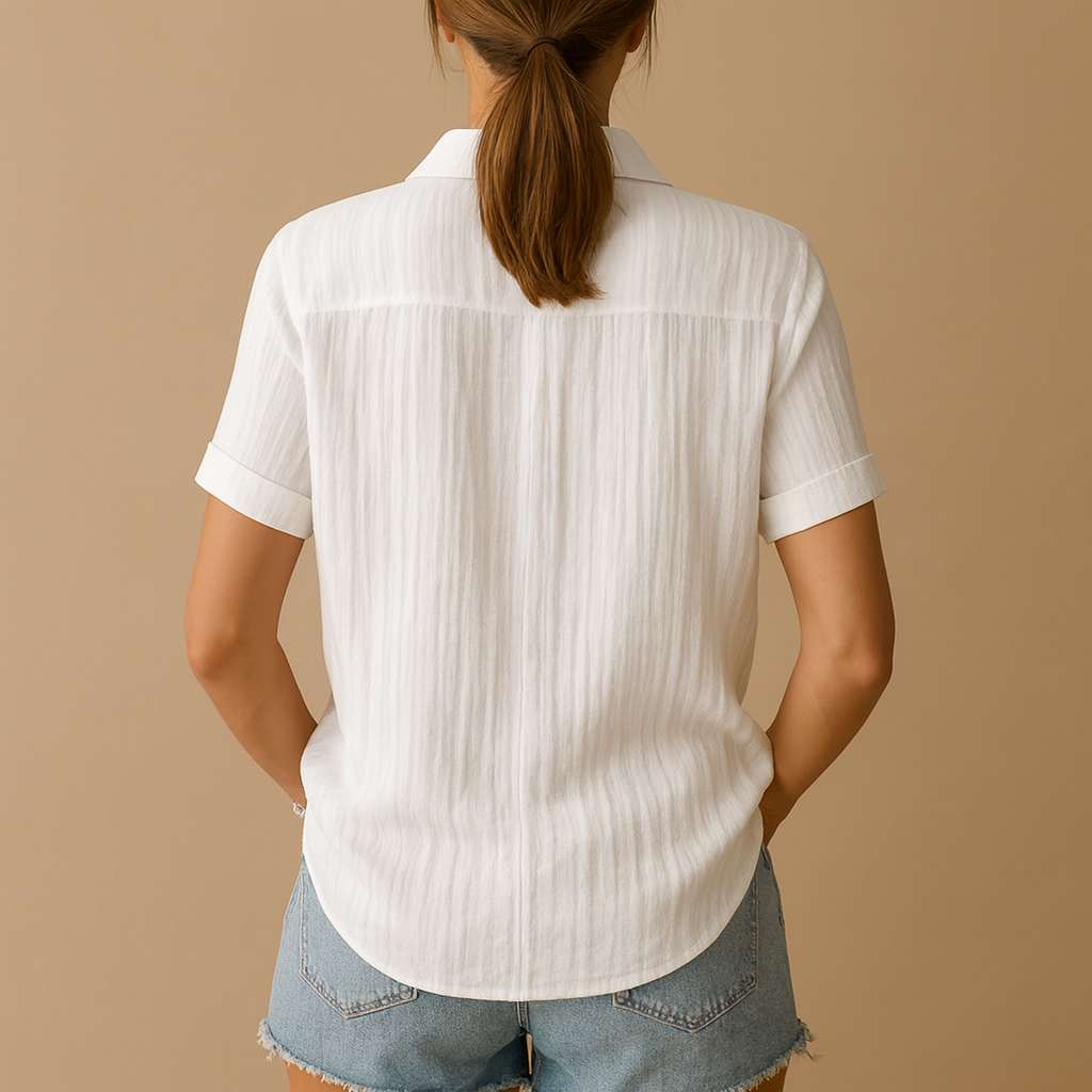 Witte katoenen damesblouse met korte mouwen en borstzak, gemaakt van ademende katoenmix voor dagelijks comfort en veelzijdige stijl.