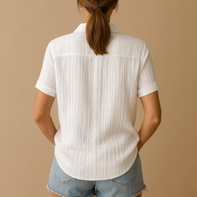 Witte katoenen damesblouse met korte mouwen en borstzak, gemaakt van ademende katoenmix voor dagelijks comfort en veelzijdige stijl.