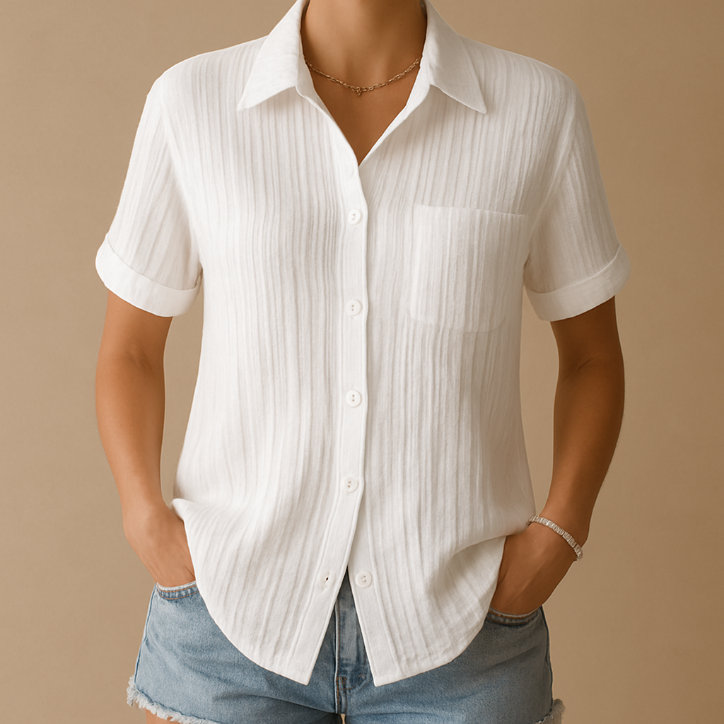 Witte katoenen damesblouse met korte mouwen en borstzak, gemaakt van ademende katoenmix voor dagelijks comfort en veelzijdige stijl.