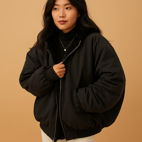 Korte winterjas met capuchon voor dames in zwart, blauw en wit, met warme voering en moderne pasvorm voor dagelijks gebruik in koude dagen.