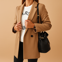 Lang damesjack met klassieke snit in elegante stijl, geschikt voor dagelijks gebruik en formele gelegenheden.