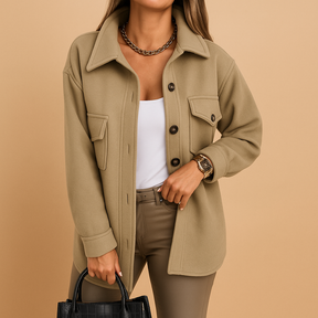 Lange winterjas voor dames met getailleerde snit en strak silhouet. Stijlvol, warm en perfect voor formele én casual winterlooks.