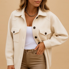 Lange winterjas voor dames met getailleerde snit en strak silhouet. Stijlvol, warm en perfect voor formele én casual winterlooks.