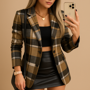 Lange damesblazer met gewatteerde voering en ruitdesign, ideaal voor koude dagen en stijlvolle winteroutfits.