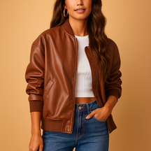 Lange leren jas voor dames in baseballstijl met sportieve details en warme pasvorm, ideaal voor dagelijks gebruik en stijlvolle winterlooks.