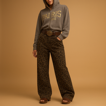 Slim fit damesjeans met luipaardprint in katoenen stretchstof, perfect voor casual en avondlooks.