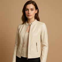 Leren bikerjas voor dames met symmetrische ritssluiting, reverskraag en metalen details. Ideaal voor casual looks, avondoutfits en laagjes in lente en herfst.