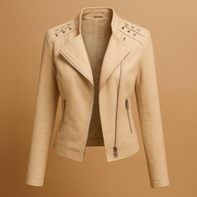 Leren damesjack met opstaande kraag en zilveren ritsdetails, ideaal voor casual en elegante lente- en herfstlooks.