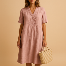 Lichte en ademende zomerjurk voor dames in losse pasvorm. Perfect voor warme dagen en geschikt voor zowel casual als feestelijke gelegenheden.