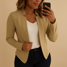 Stijlvolle lichtgewicht blazer met reverskraag voor dames, geschikt voor zakelijke en casual outfits in het voorjaar of de zomer.