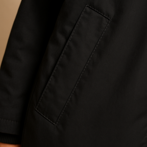 Lichtgewicht bomberjack voor dames van ademende stof met ritssluiting en zijzakken. Ideaal voor zomerse dagen en casual outfits.