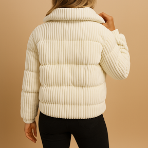 Dames pufferjas met getailleerde pasvorm, hoge kraag en waterafstotende buitenlaag, perfect voor koude en natte dagen.