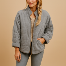 Lichtgewicht zomerjas voor dames met praktische zakken en zachte ademende stof. Perfect voor frisse zomerdagen en veelzijdige seizoenslooks.