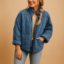 Lichtgewicht zomerjas voor dames met praktische zakken en zachte ademende stof. Perfect voor frisse zomerdagen en veelzijdige seizoenslooks.