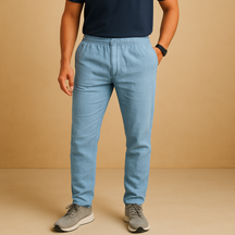 Linnen herenbroek met ademende stof en comfortabele pasvorm in neutrale tinten, ideaal voor zomerse dagen en casual elegantie.