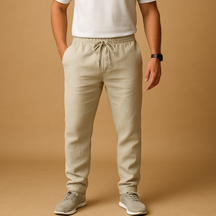 Linnen herenbroek met ademende stof en comfortabele pasvorm in neutrale tinten, ideaal voor zomerse dagen en casual elegantie.