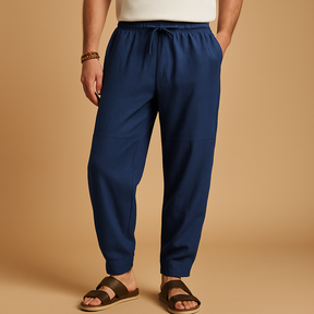 Losvallende katoenen-linnen herenbroek in neutrale kleuren, ideaal voor zomerse dagen en dagelijks gebruik met ademend draagcomfort.