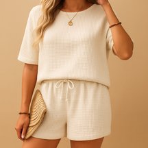 Comfortabele dames loungewear set met losse top en elastische short, ideaal voor casual momenten.
