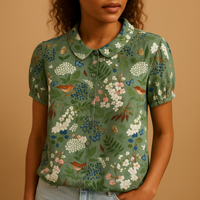 Vrouw draagt een luchtige blouse met vrolijke bloemenprint, ideaal voor zomerse dagen en casual outfits