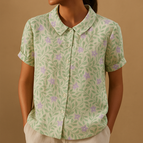 Vrouw draagt een luchtige blouse met vrolijke bloemenprint, ideaal voor zomerse dagen en casual outfits