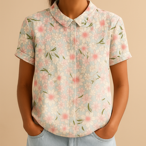 Vrouw draagt een luchtige blouse met vrolijke bloemenprint, ideaal voor zomerse dagen en casual outfits