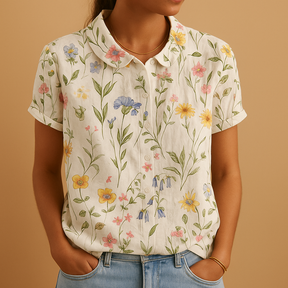 Vrouw draagt een luchtige blouse met vrolijke bloemenprint, ideaal voor zomerse dagen en casual outfits