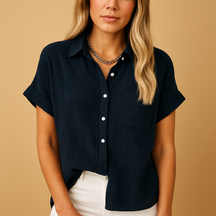 Lichtgewicht damesblouse met casual-chique pasvorm, ademend materiaal en stijlvolle look, ideaal voor zomerse dagen en verschillende gelegenheden.