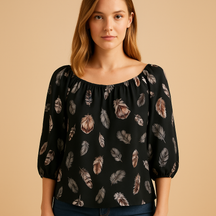 Luchtige dames blouse met verenprint en V-hals, ideaal voor warme dagen en zomerse casual outfits.
