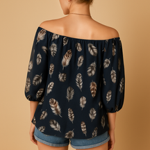 Luchtige dames blouse met verenprint en V-hals, ideaal voor warme dagen en zomerse casual outfits.