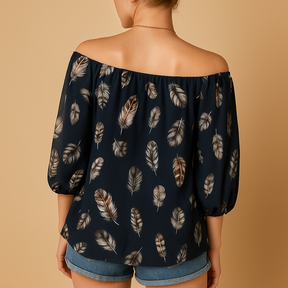 Luchtige dames blouse met verenprint en V-hals, ideaal voor warme dagen en zomerse casual outfits.