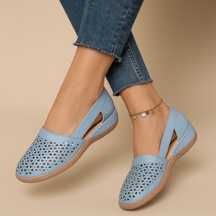 Luchtige instapschoenen voor dames met cut-out details en slip-on ontwerp, ideaal voor zomerse dagen en dagelijks gebruik.