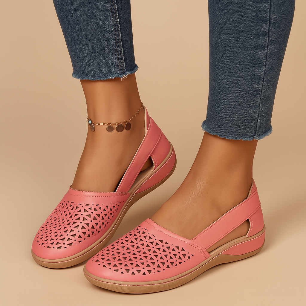 Luchtige instapschoenen voor dames met cut-out details en slip-on ontwerp, ideaal voor zomerse dagen en dagelijks gebruik.