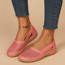 Luchtige instapschoenen voor dames met cut-out details en slip-on ontwerp, ideaal voor zomerse dagen en dagelijks gebruik.