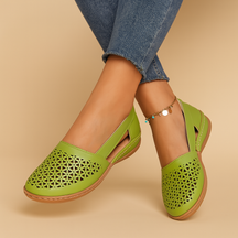 Luchtige instapschoenen voor dames met cut-out details en slip-on ontwerp, ideaal voor zomerse dagen en dagelijks gebruik.