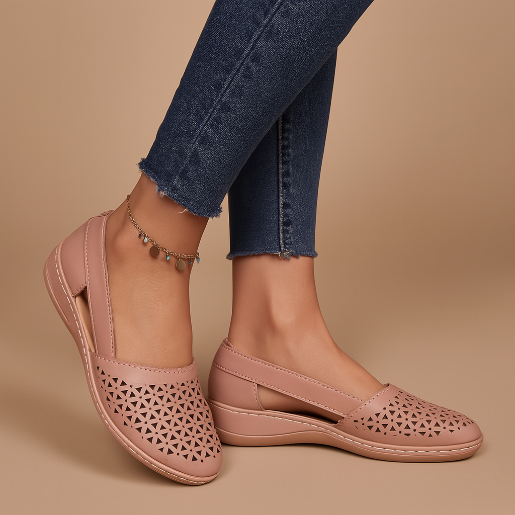 Luchtige instapschoenen voor dames met cut-out details en slip-on ontwerp, ideaal voor zomerse dagen en dagelijks gebruik.