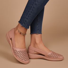 Luchtige instapschoenen voor dames met cut-out details en slip-on ontwerp, ideaal voor zomerse dagen en dagelijks gebruik.
