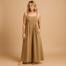 Luchtige dames overall van katoen met wijde pijpen en verstelbare bandjes, verkrijgbaar in diverse kleuren. Perfect voor warme dagen en casual comfort.